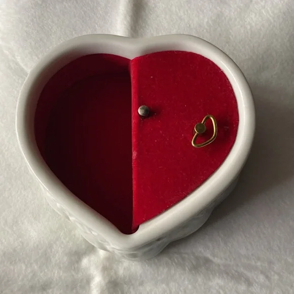 The Barbie collector music box.
Solo in the spotlight.
Featuring “unforgettable” - Picture 2 of 4